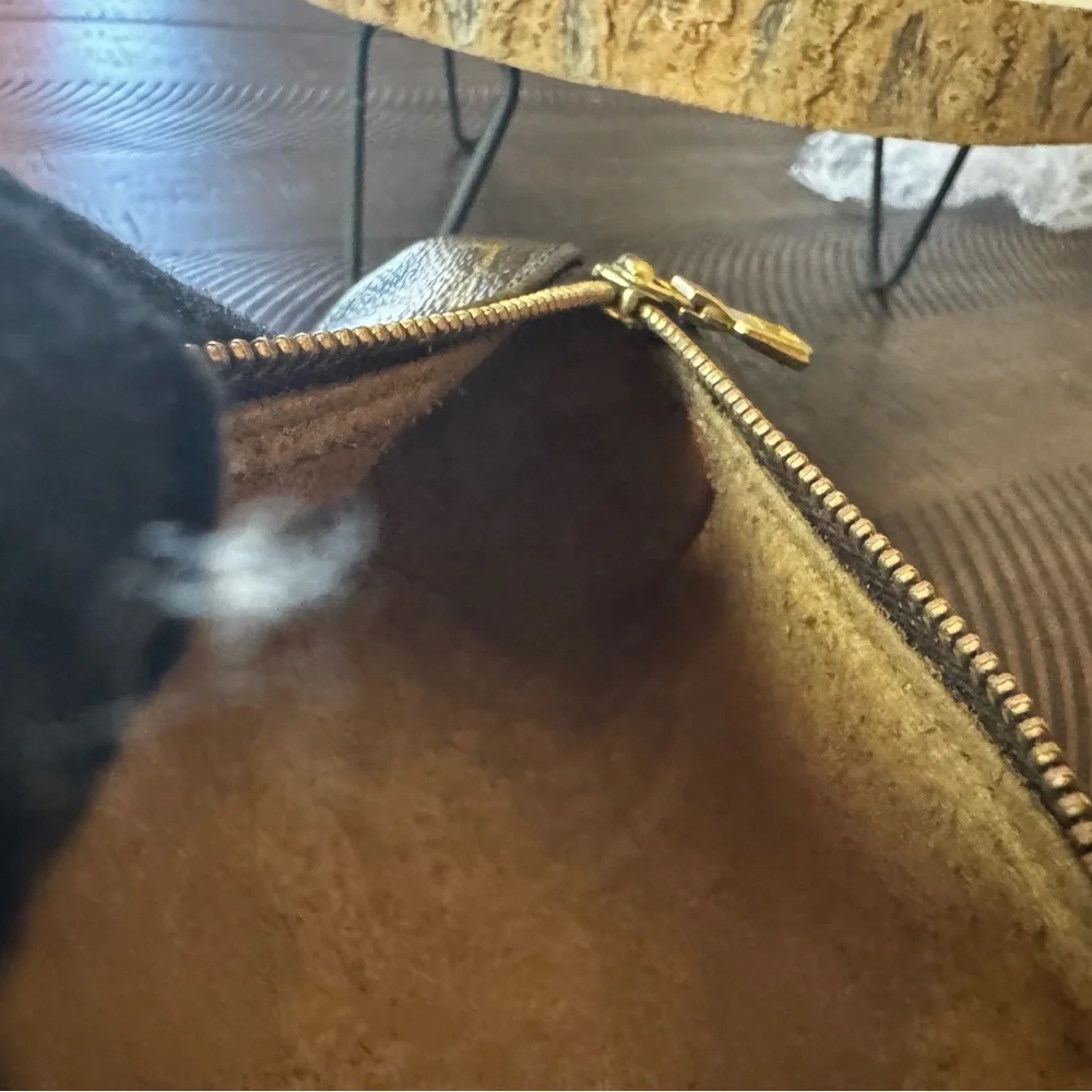 LOUIS VUITTON 
Monogram Trousse Ronde 20 Makeup Case - Picture 6 of 15